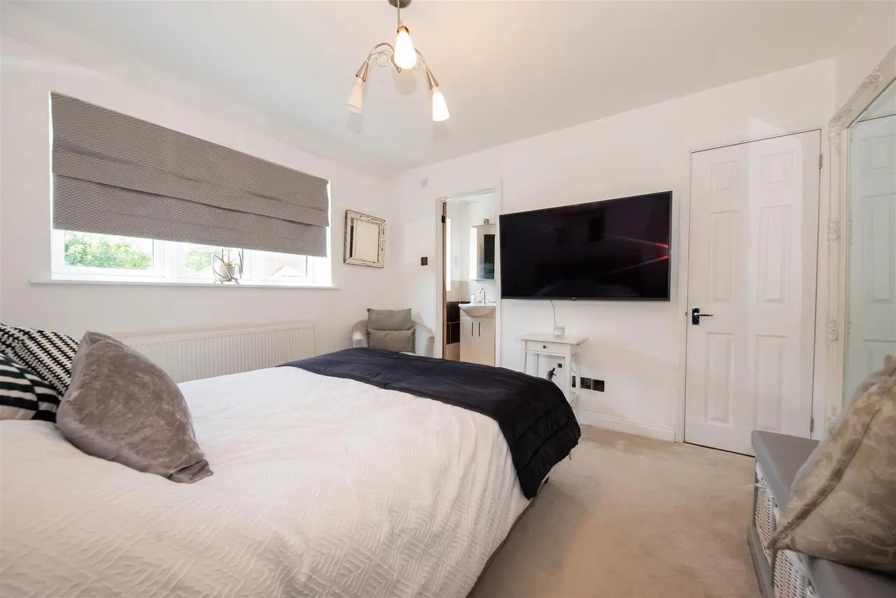 Sorrel Drive, Lightwater, photo 17
