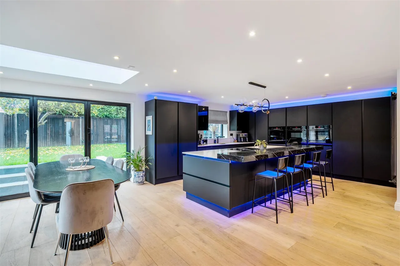 Sorrel Drive, Lightwater, photo 42