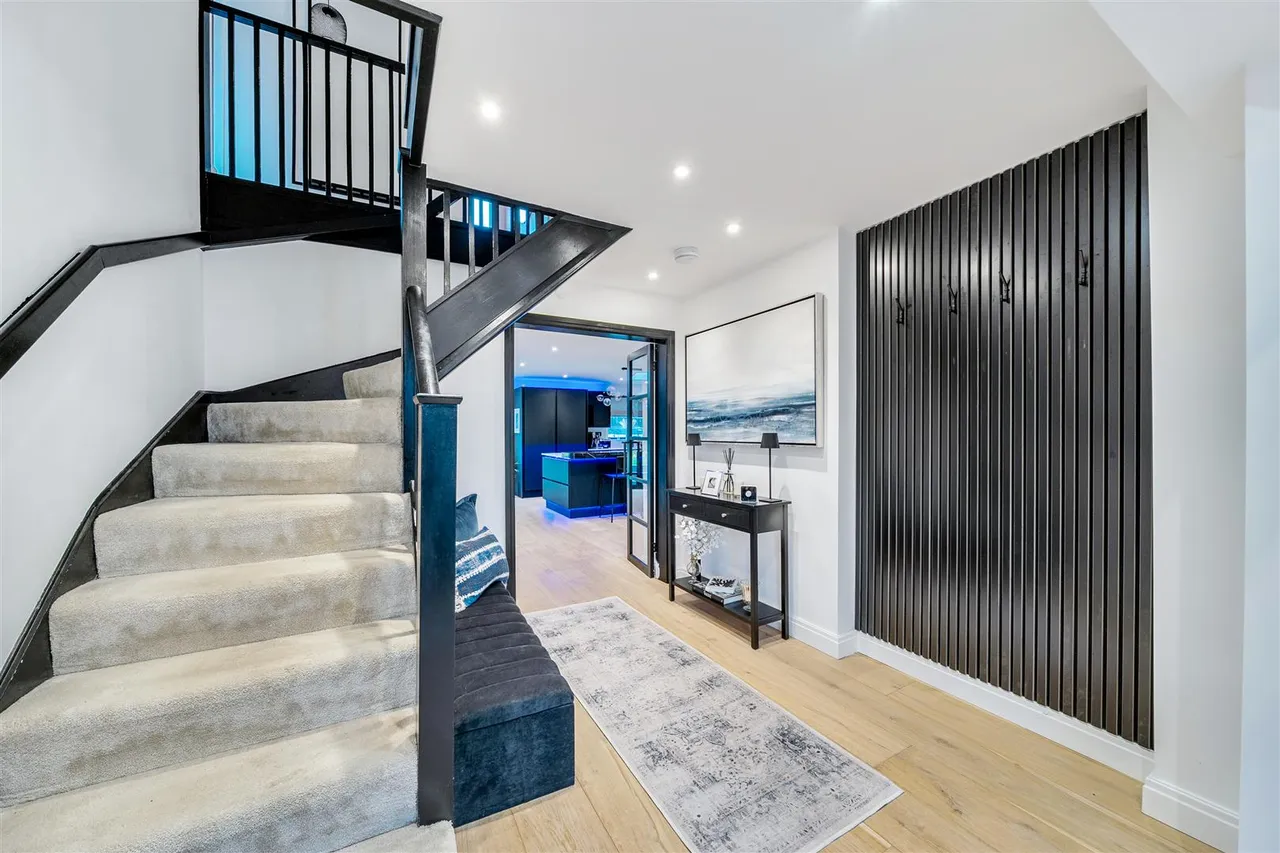 Sorrel Drive, Lightwater, photo 22