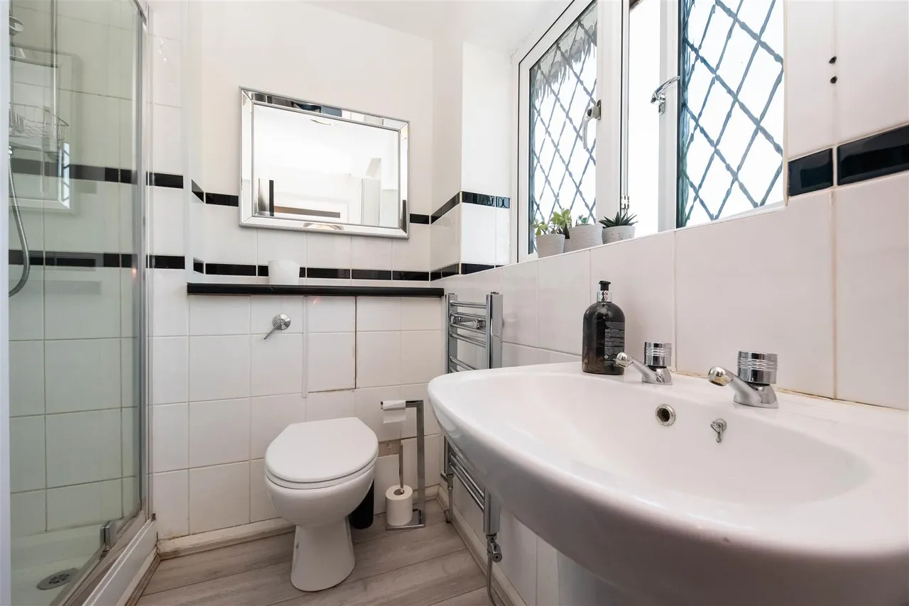 Sorrel Drive, Lightwater, photo 18