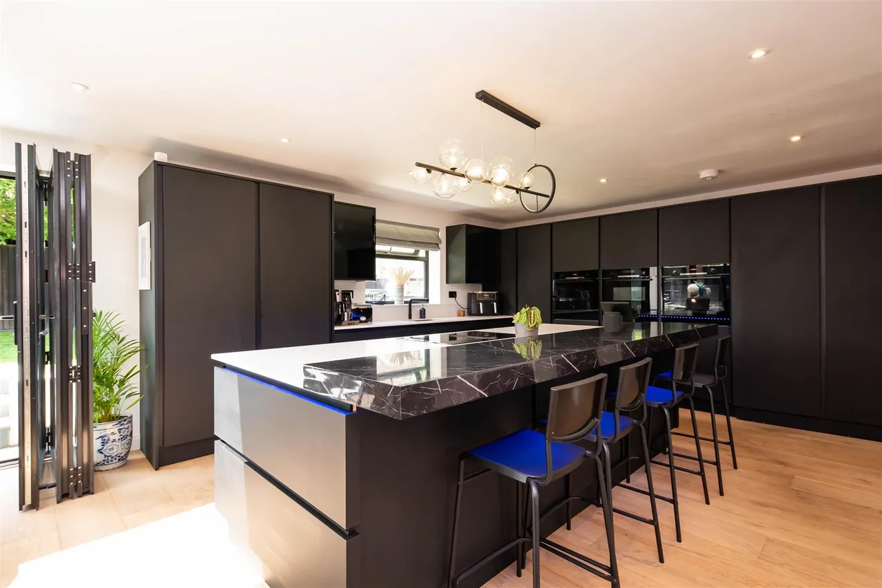 Sorrel Drive, Lightwater, photo 13