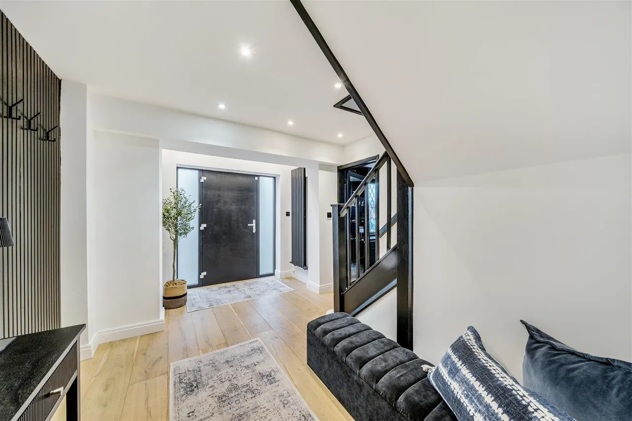 Sorrel Drive, Lightwater, photo 31