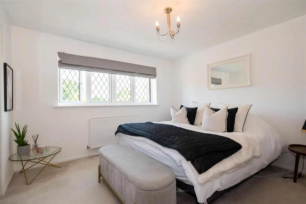 Sorrel Drive, Lightwater, photo 27
