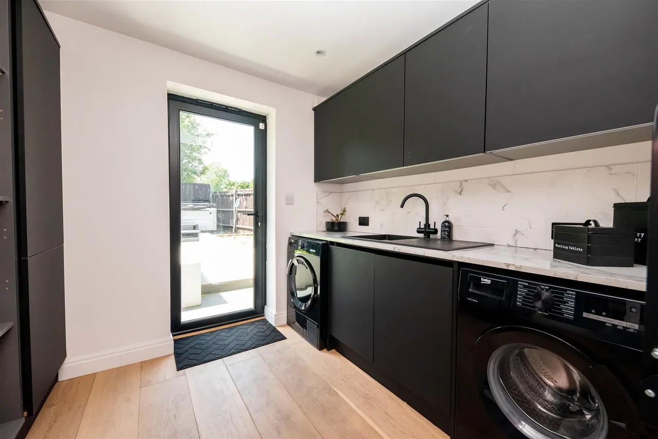 Sorrel Drive, Lightwater, photo 26