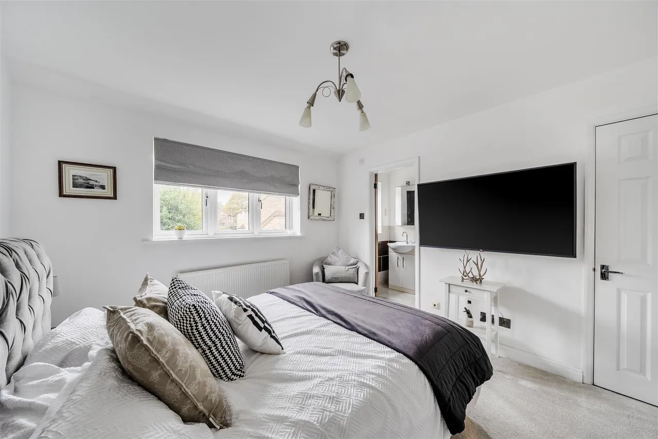 Sorrel Drive, Lightwater, photo 39