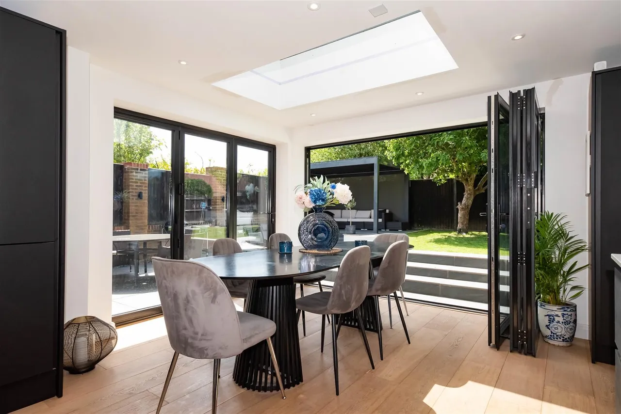 Sorrel Drive, Lightwater, photo 4