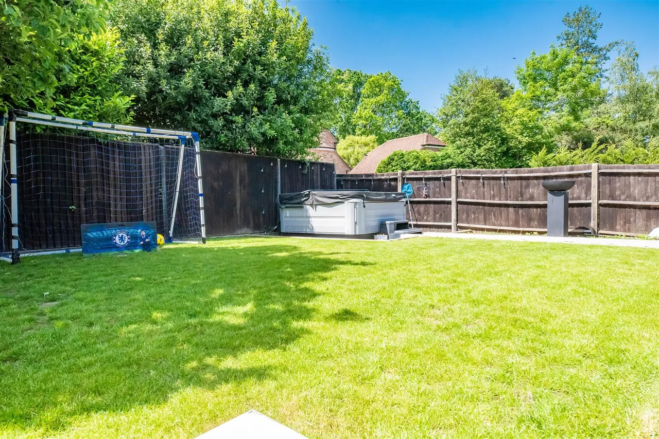 Sorrel Drive, Lightwater, photo 25