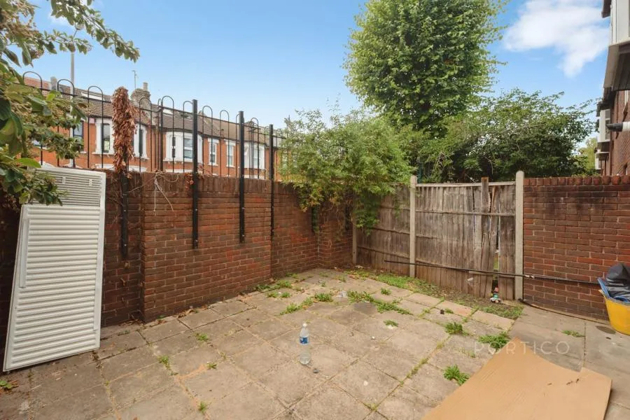 Briscoe Close, London, E11, photo 11
