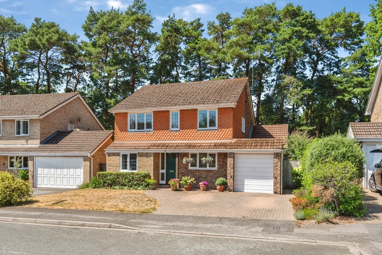 4 bed house for sale, Hayes Barton, Pyrford, GU22