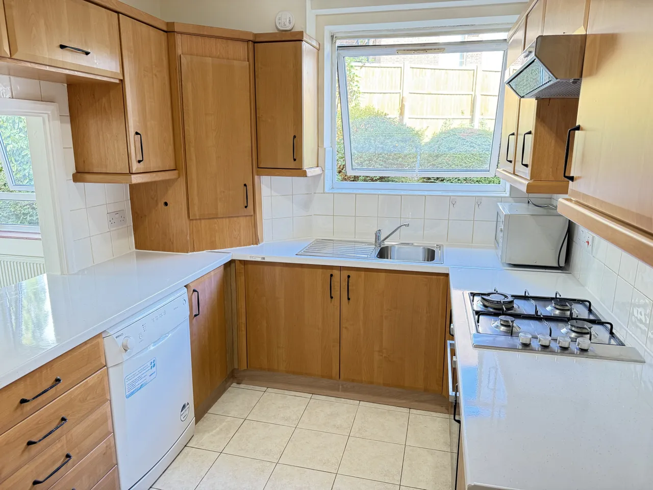 3 bed flat to rent Graham Road, London NW4, photo 7