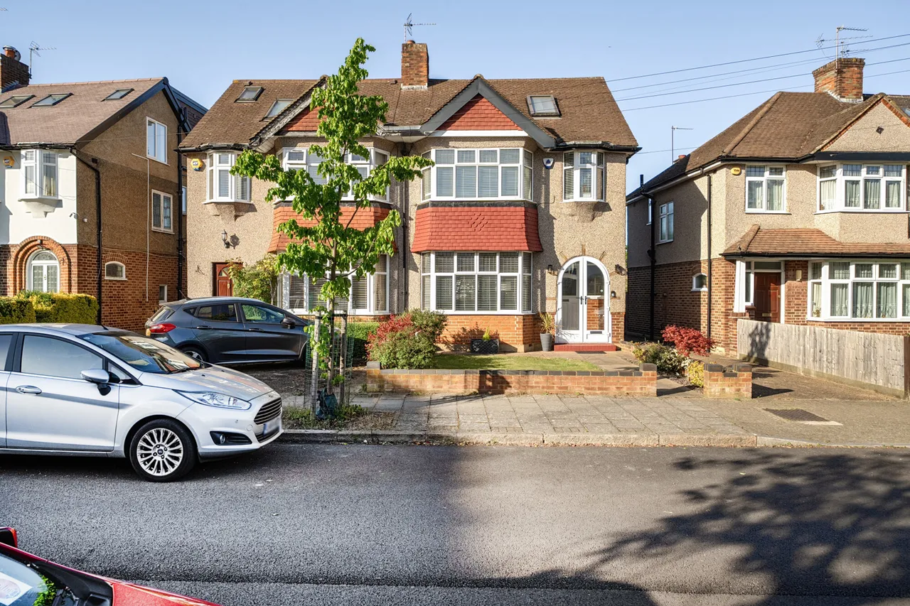 4 bed house for sale, Hill Road, Pinner, HA5