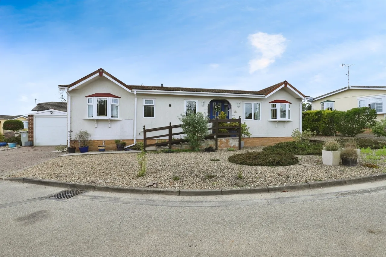 2 bed park home for sale — Lodge Park, Langham, Oakham