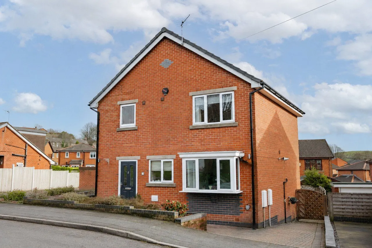 Bracken Close, Springhead, OL4, photo 2