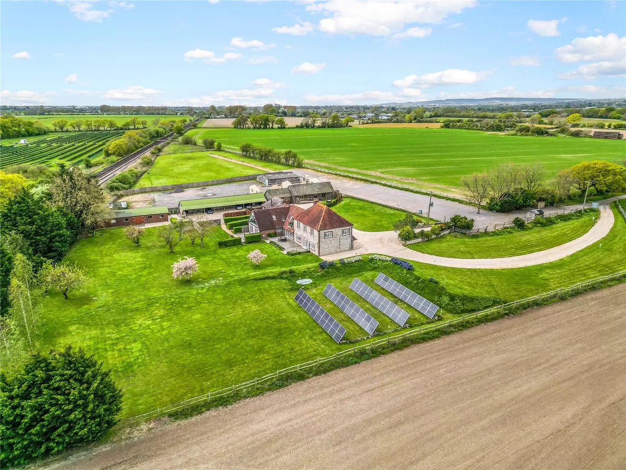 A Farmhouse Estate With Five Holiday Cottages, Planning Permission & 5.77 Acres, photo 4
