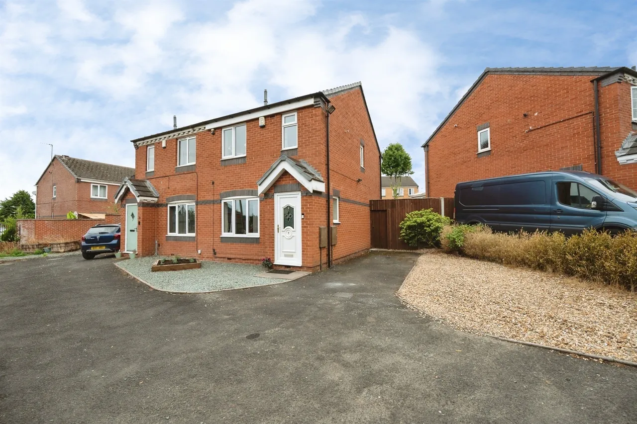 3 bed house for sale — Wilmot Drive, Tipton