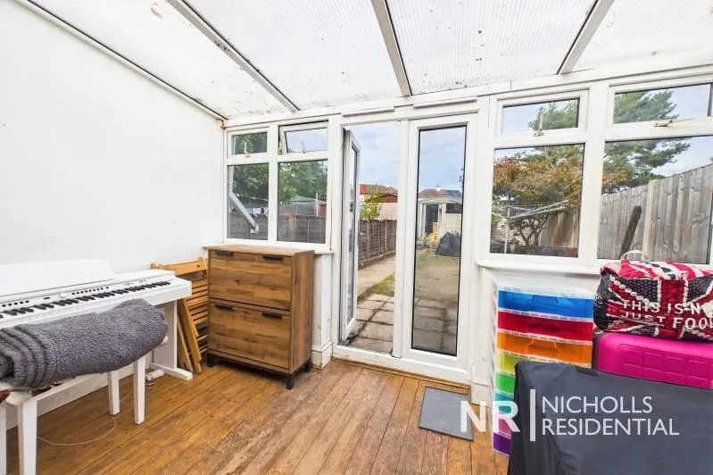 Rollesby Road, Chessington, KT9, photo 12