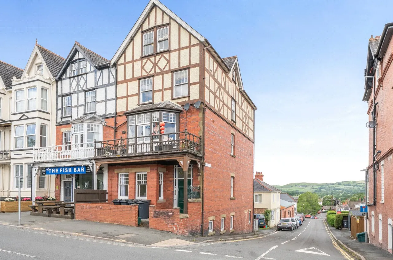 1 bed flat for sale — High Street, Llandrindod Wells, Powys, LD1 6AG