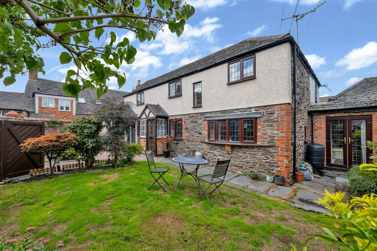 4 bed house for sale, Meadow Road, Woodhouse Eaves, LE12