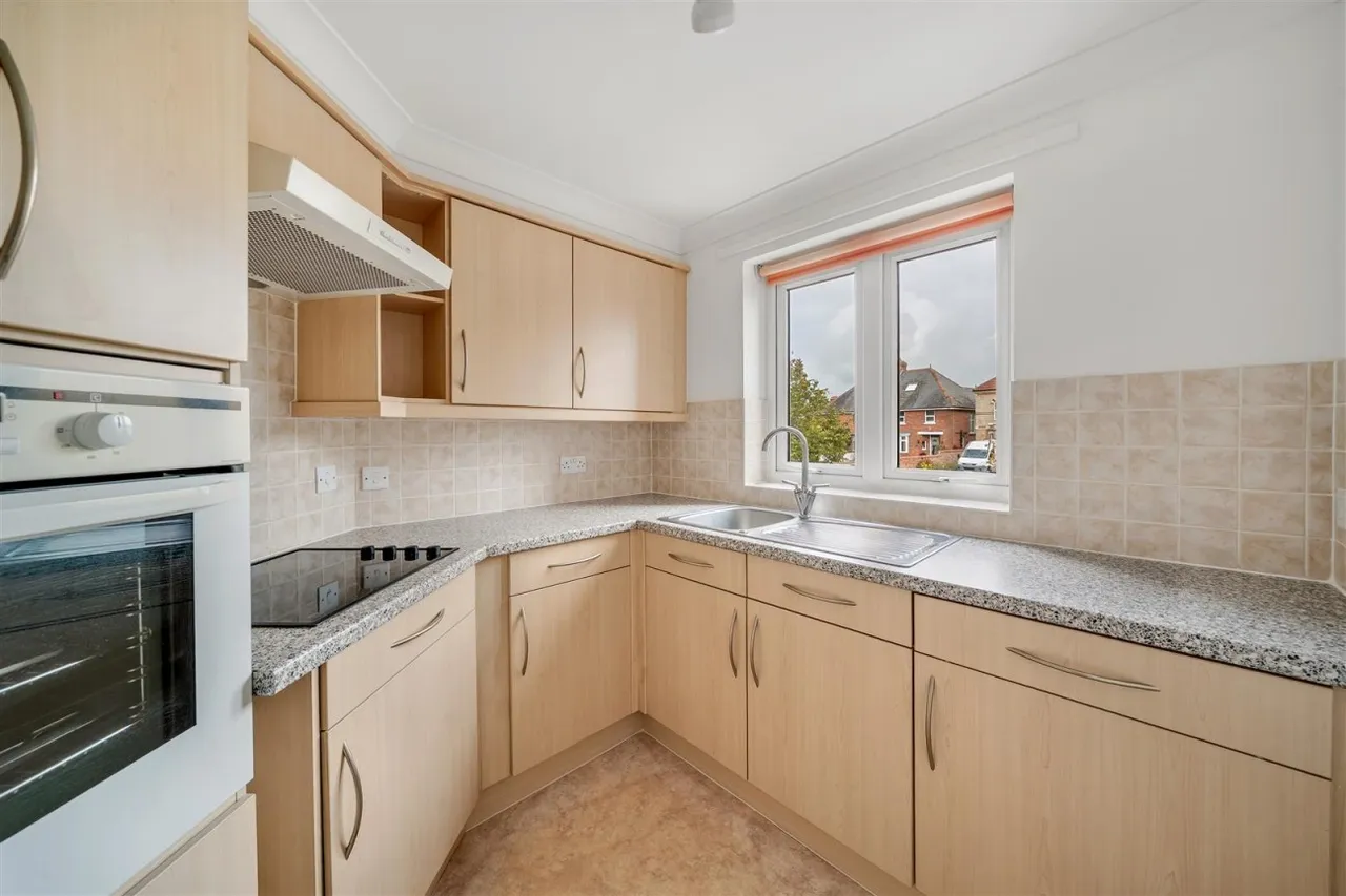 Dorchester Road, Weymouth, DT4, photo 3