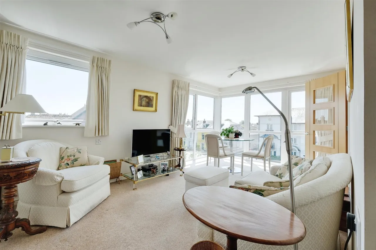 2 bed flat for sale, Avenue Road, Lymington, SO41