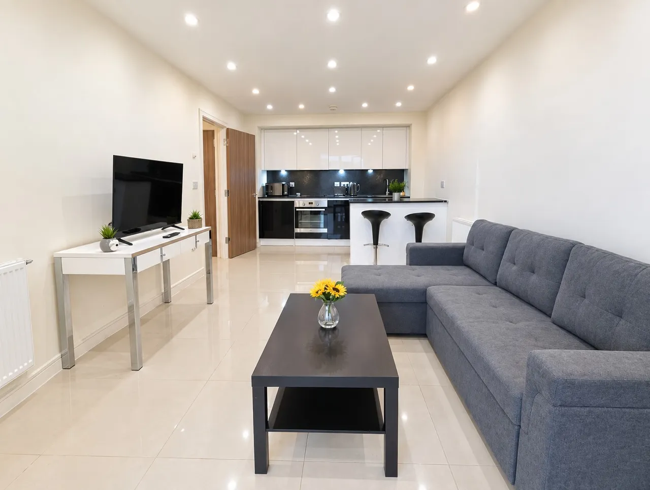 2 bed flat to rent — TWO BEDROOM APARTMENT TO LET SHEARWAT...