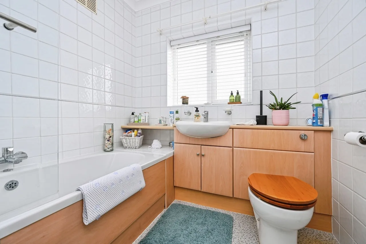 Staley Avenue, Crosby, L23, photo 10