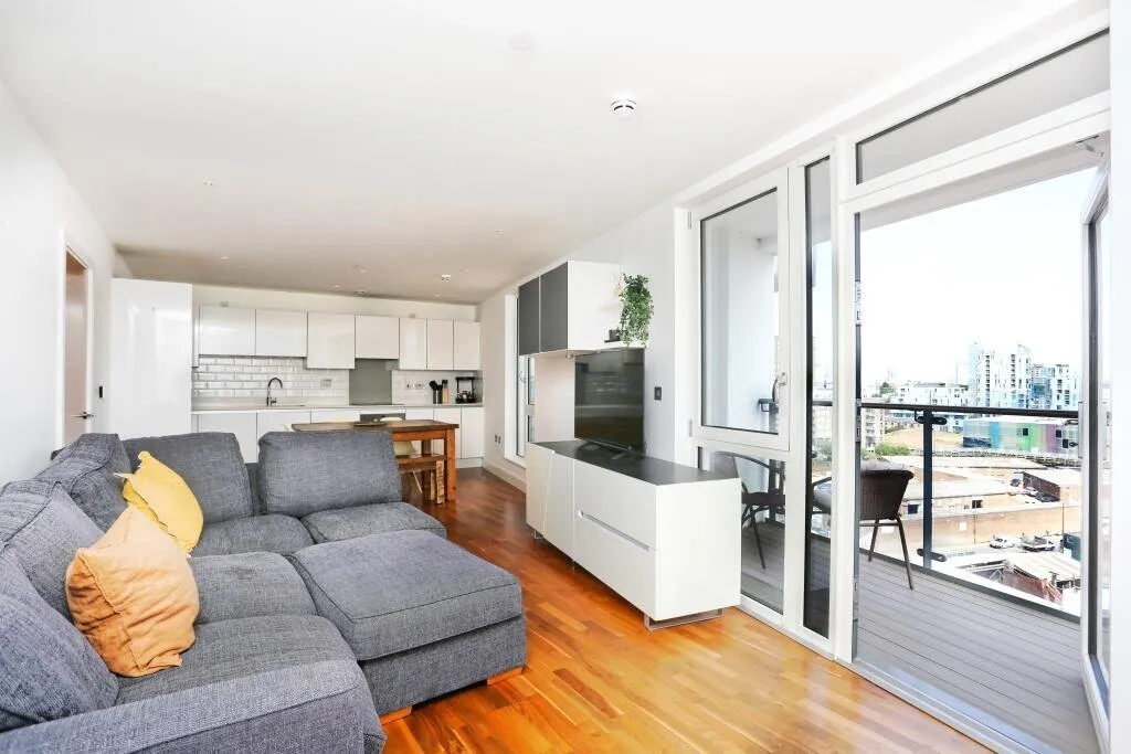 2 bed flat to rent, John Donne Way, London, SE10