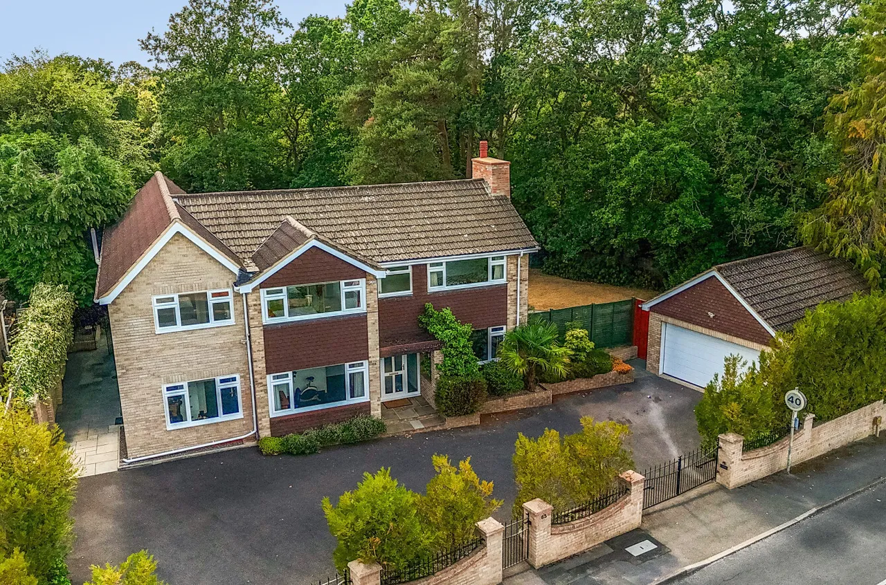 5 bed house for sale — Le Marchant Road, Camberley, Surrey, GU15 1HZ