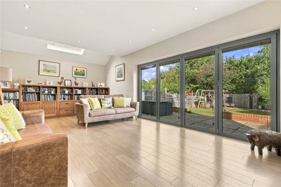 with 5 bedrooms in Bishop's Stortford, CM23, photo 3