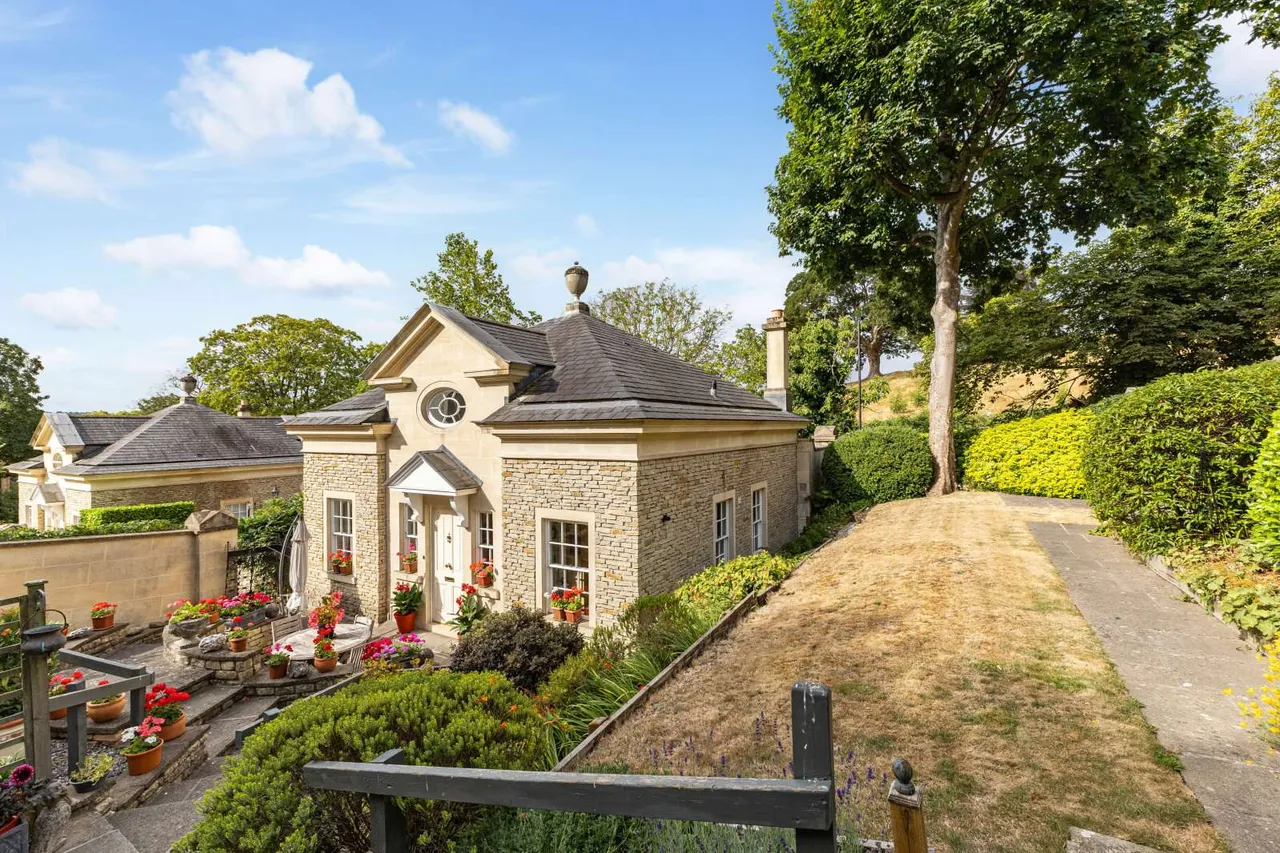 2 bed house for sale — Cavendish Road, Bath, BA1 2UD