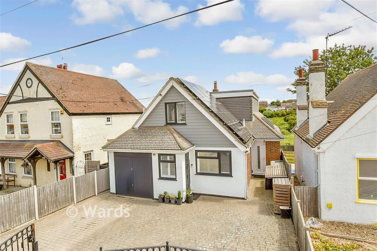 4 bed chalet for sale, Baldwin Road, Minster-On-Sea, ME12