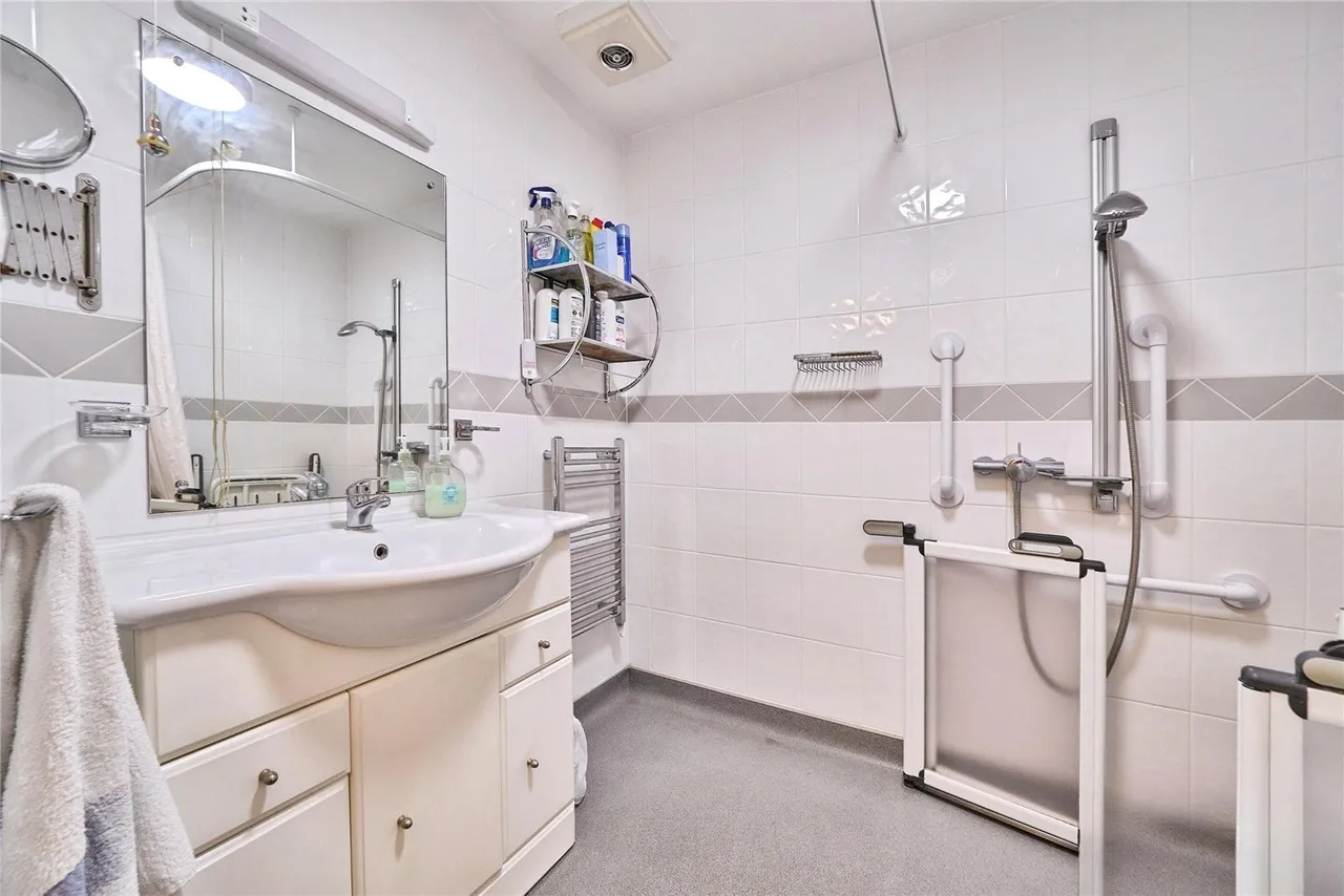 Beehive Lane, Ilford, IG4, photo 15