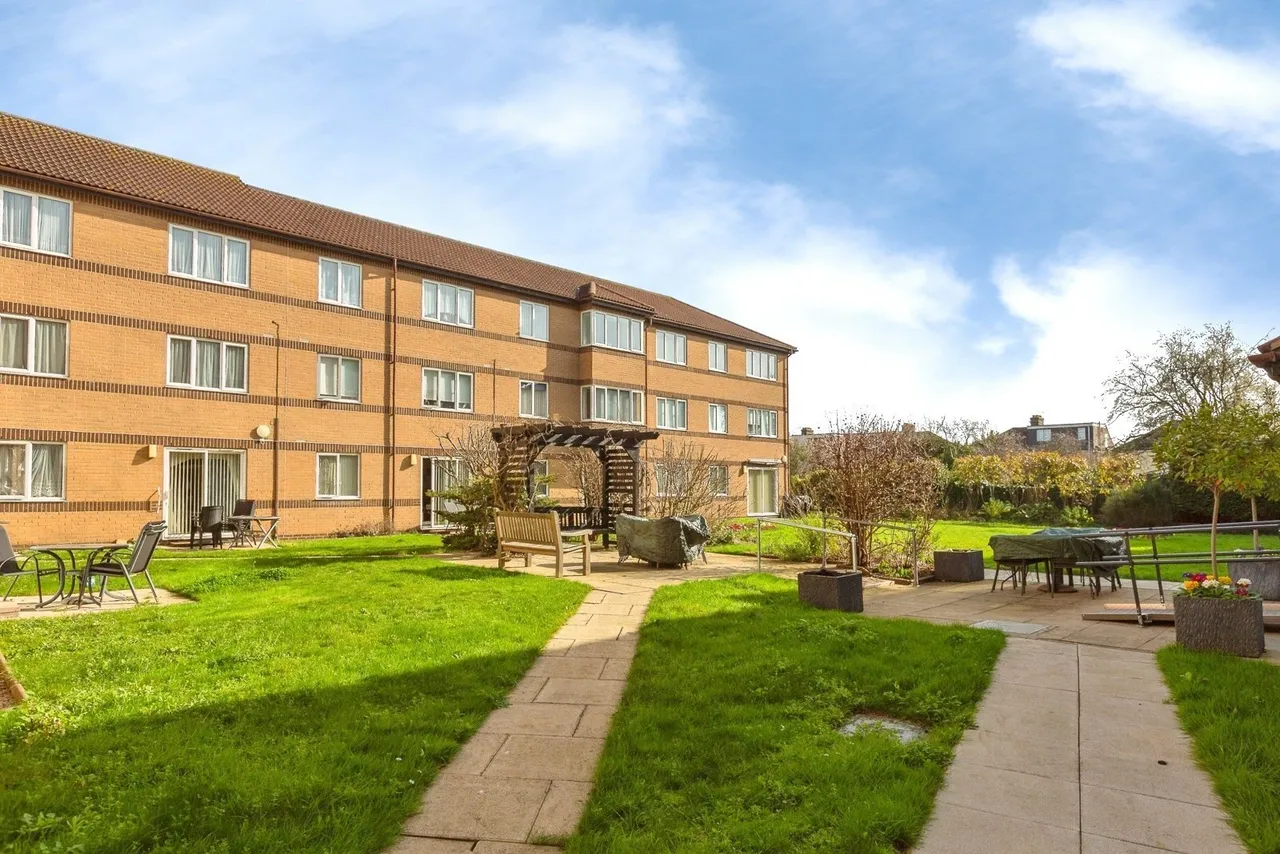 Beehive Lane, Ilford, IG4, photo 17