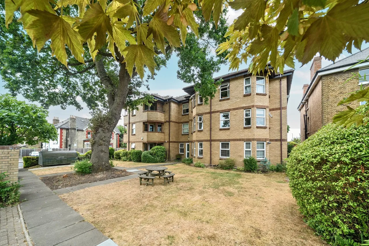 2 bed flat for sale, Bedford Hill, Balham, SW12