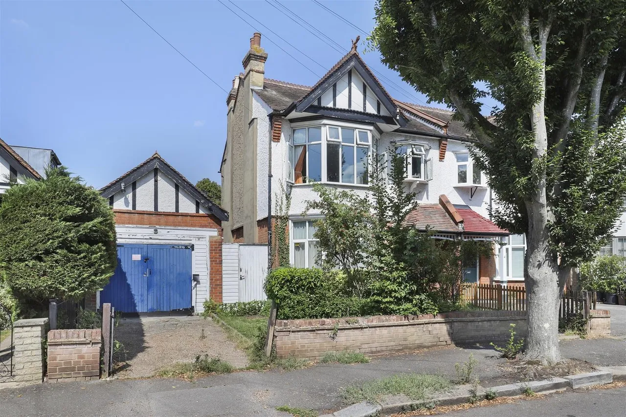 4 bed house for sale — Victoria Road, Chingford
