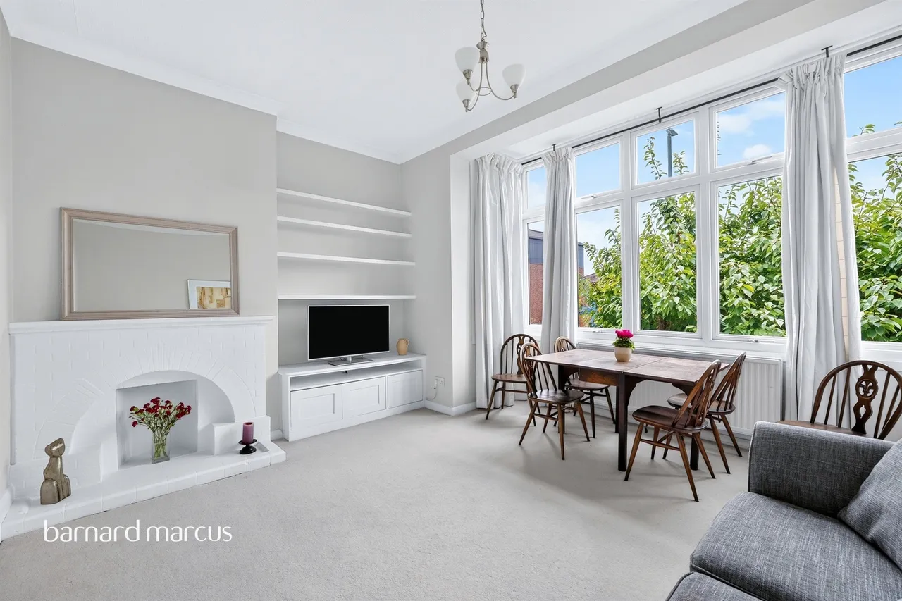 High Road, London, N20, photo 32