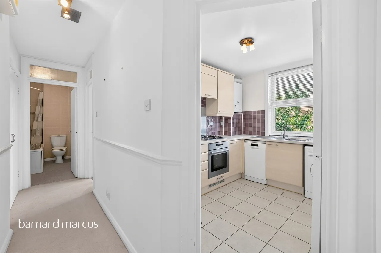 High Road, London, N20, photo 33