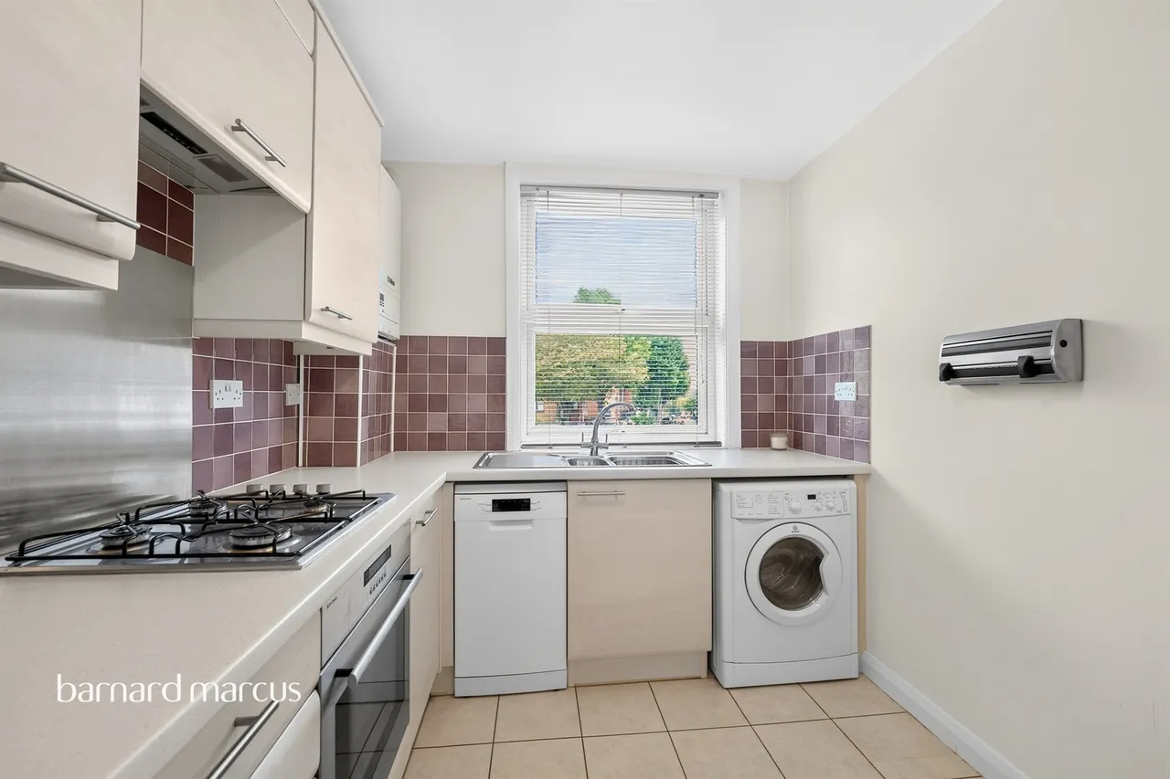 High Road, London, N20, photo 29