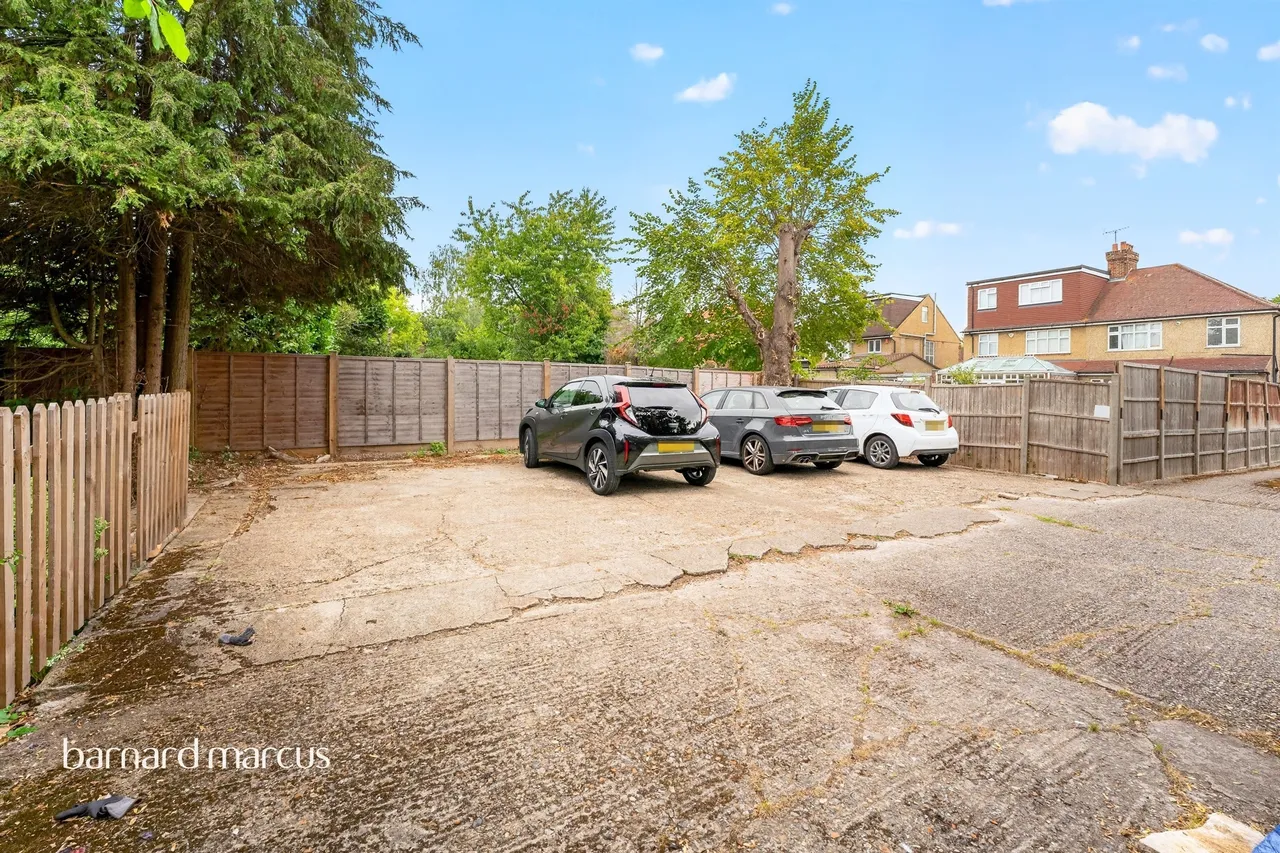 High Road, London, N20, photo 20