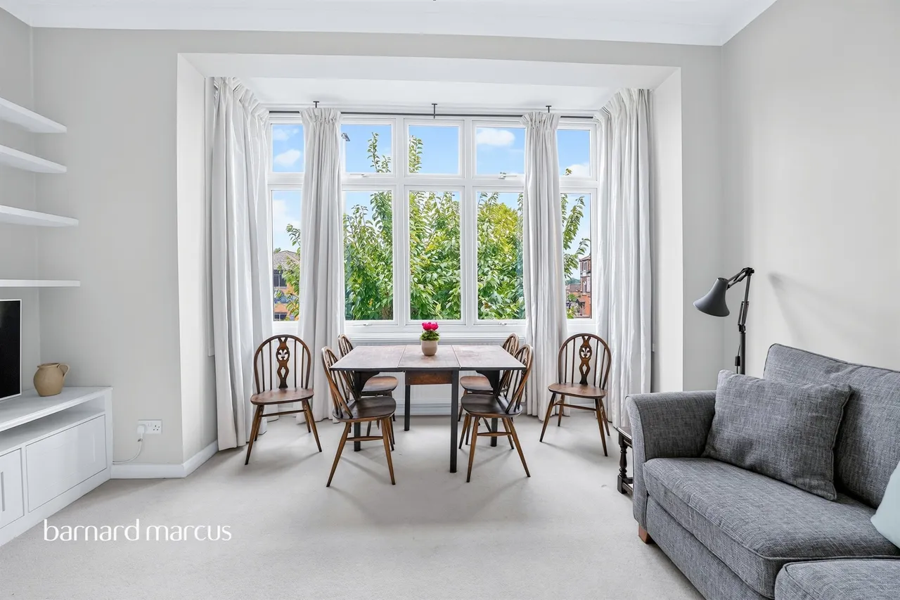 High Road, London, N20, photo 26