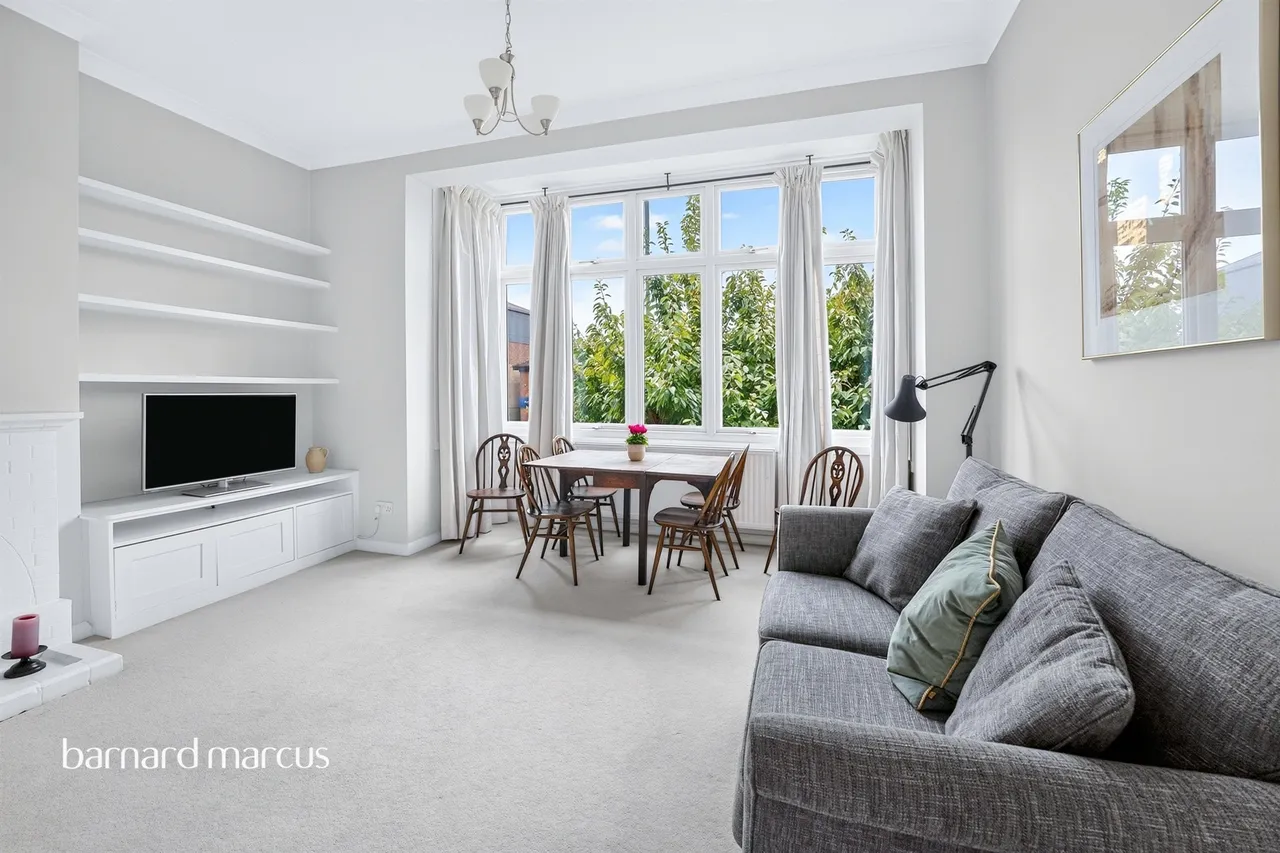 High Road, London, N20, photo 37