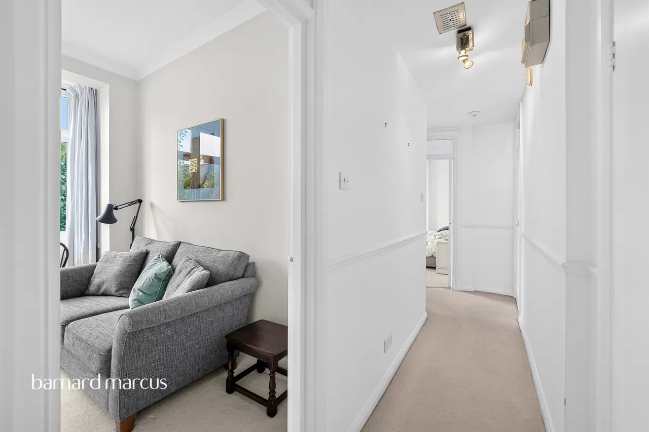 High Road, London, N20, photo 24