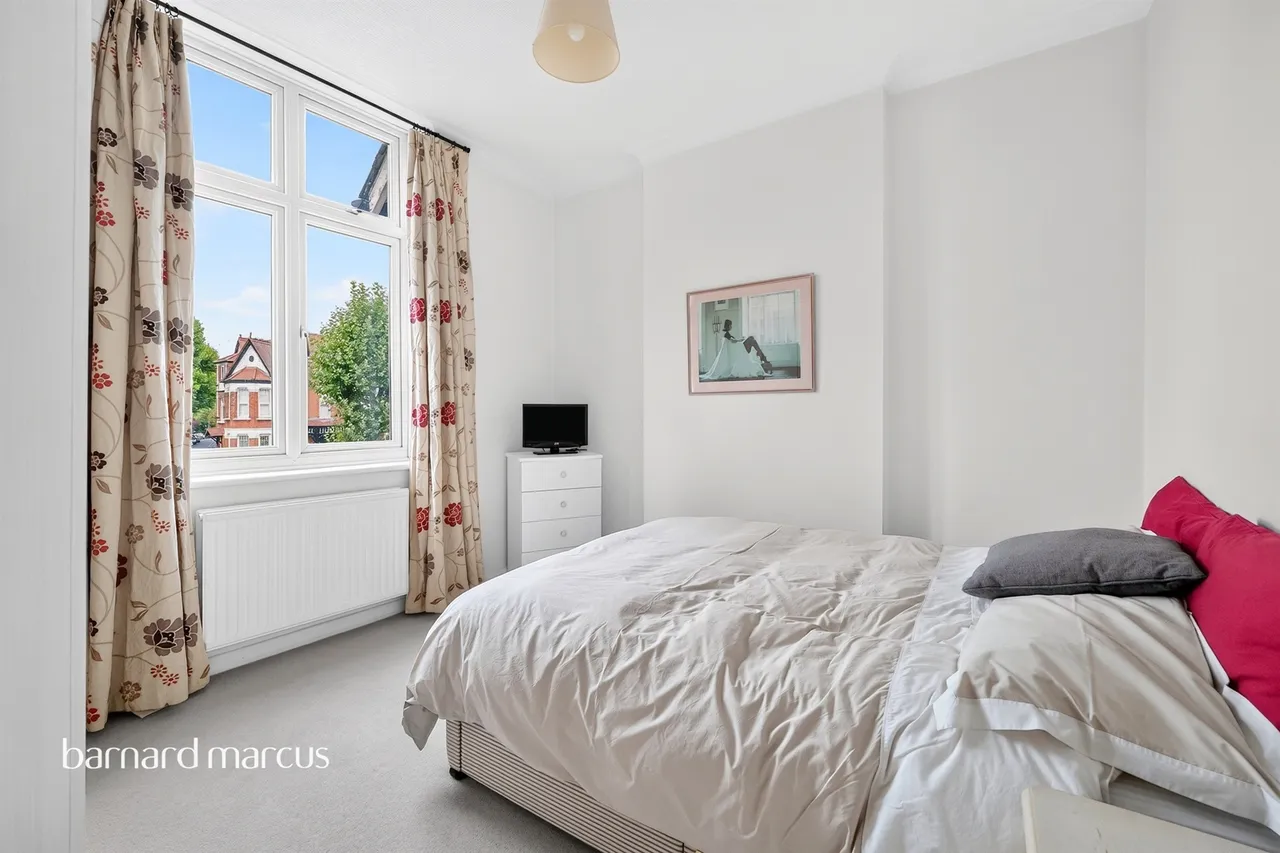 High Road, London, N20, photo 25