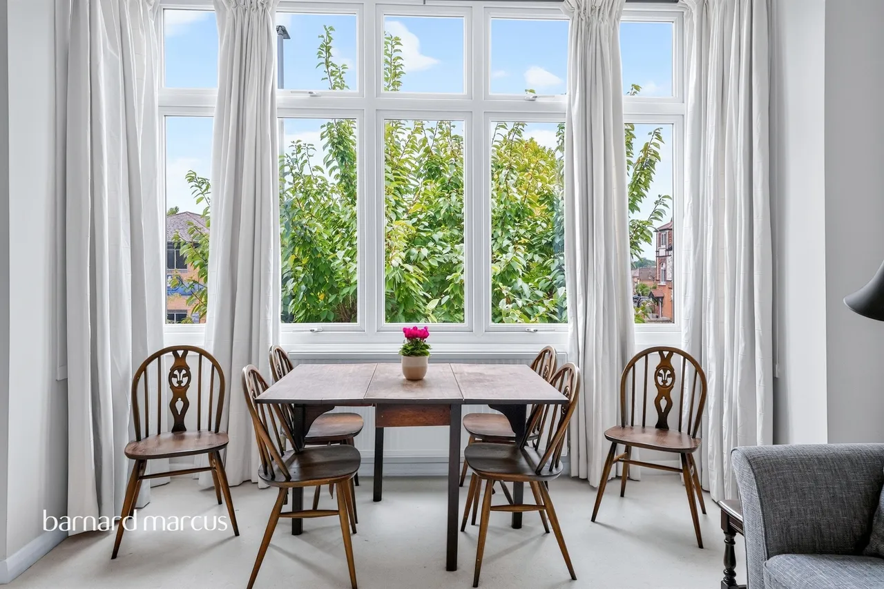 High Road, London, N20, photo 22