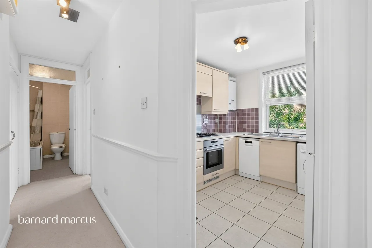 High Road, London, N20, photo 13