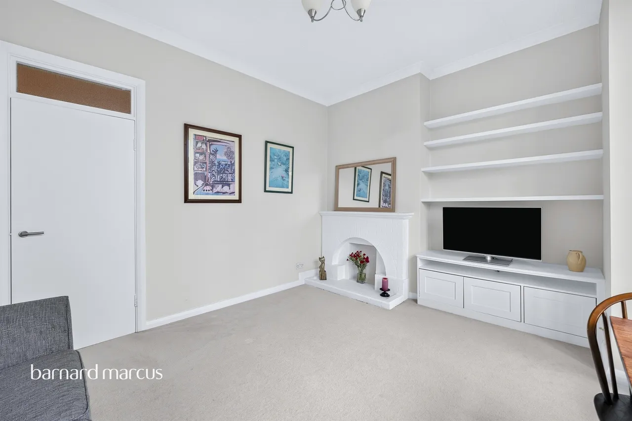 High Road, London, N20, photo 40