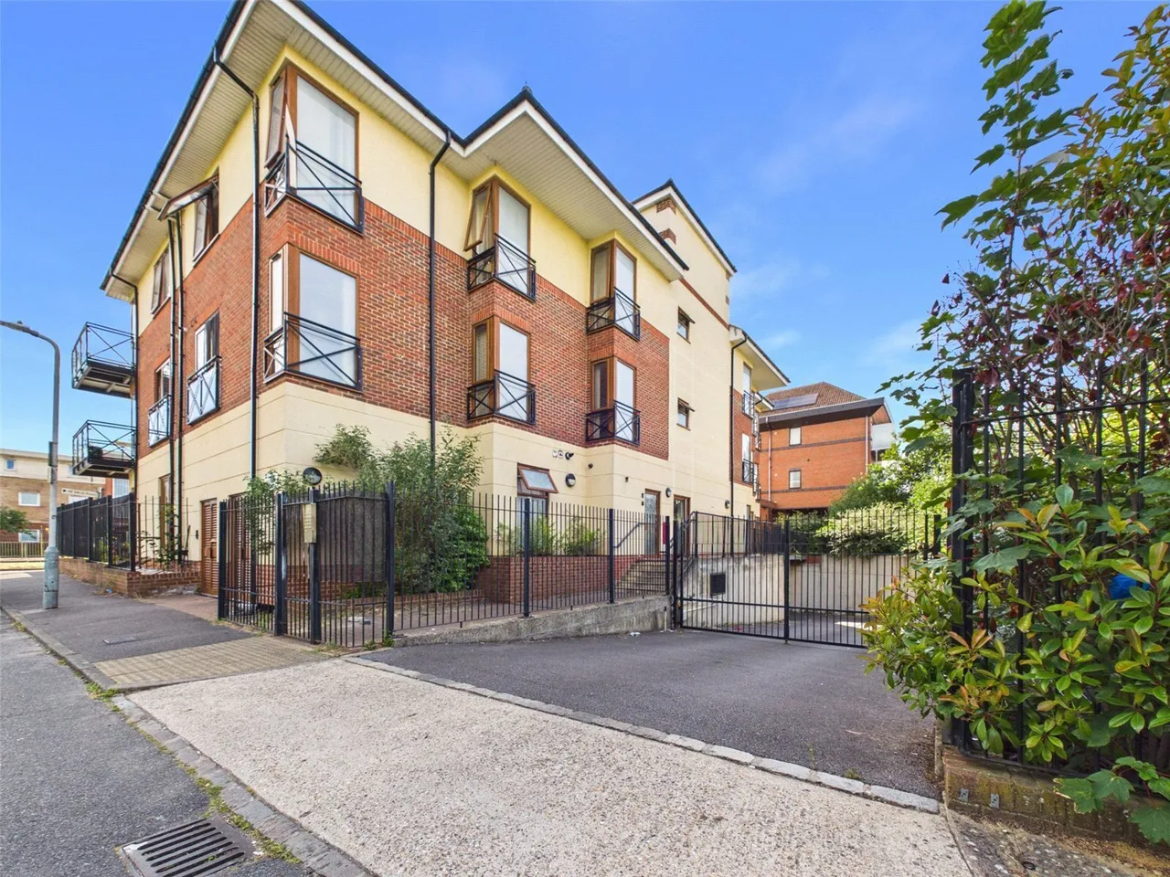 3 bed flat to rent, De Salis Road, Hillingdon, UB10