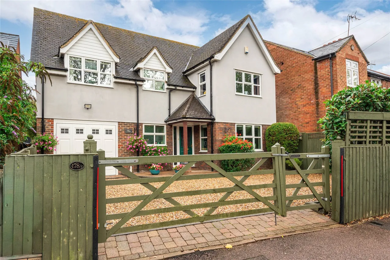 4 bed property for sale, Newton Road, Bletchley, MK3