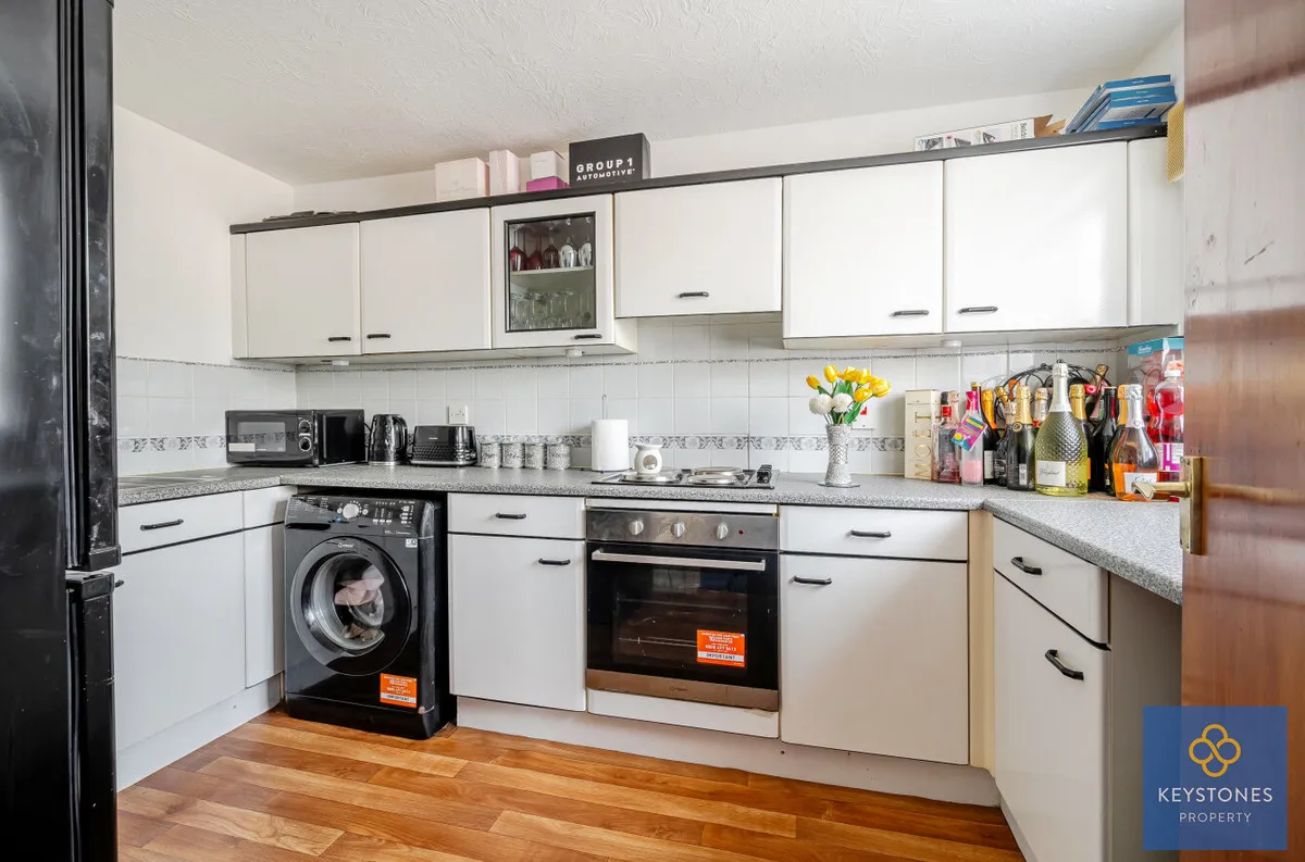Mimosa Close, Romford, Harold Hill, RM3 8GU, photo 7