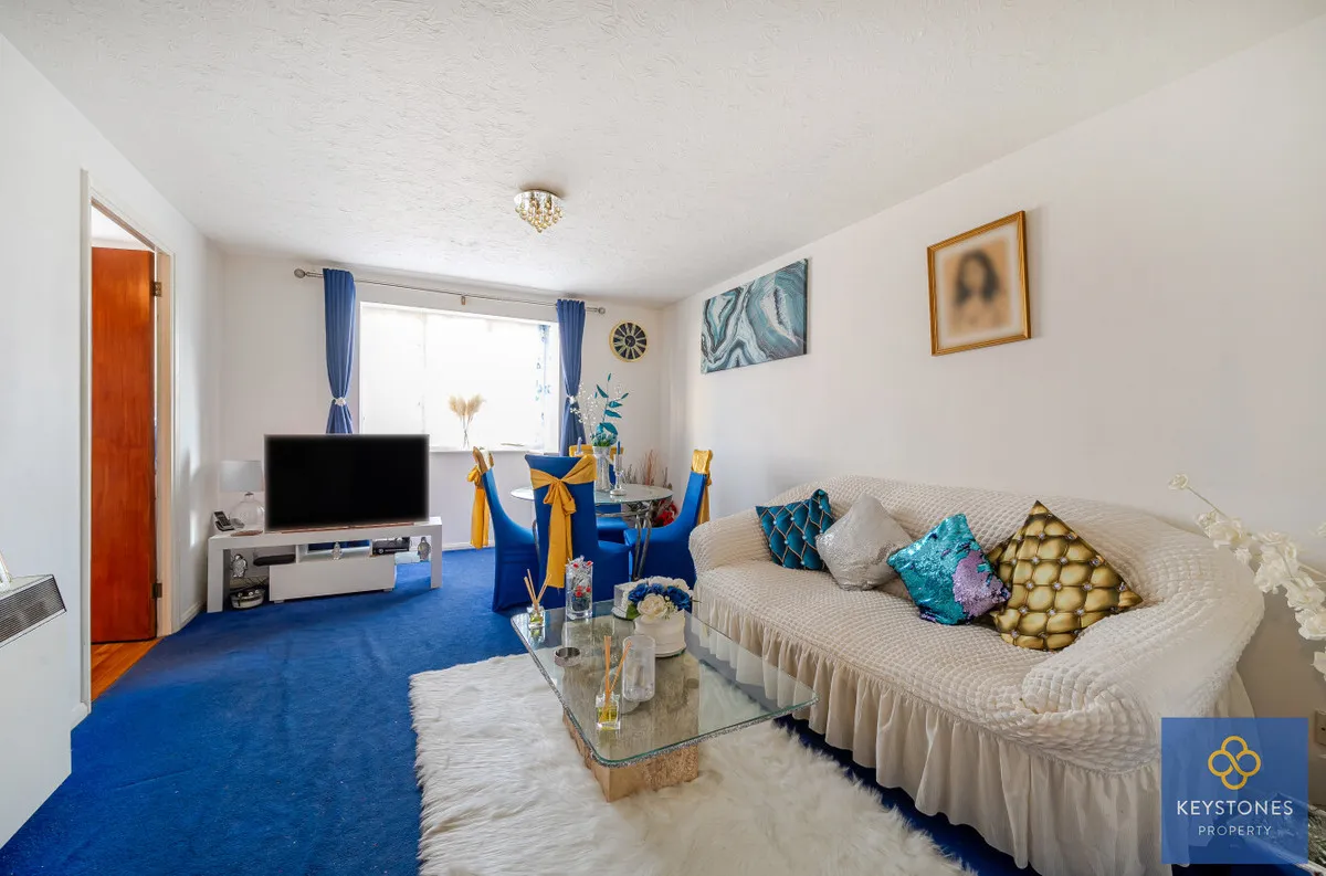 Mimosa Close, Romford, Harold Hill, RM3 8GU, photo 2